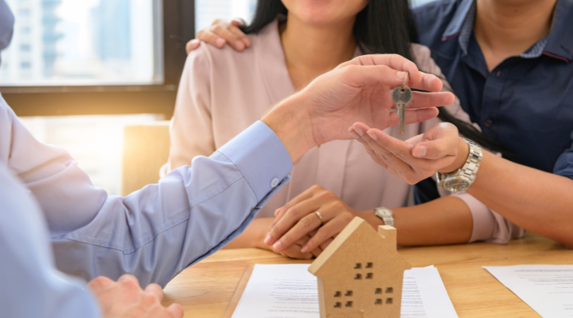 Praktyczne porady dla sprzedających i kupujących nieruchomości