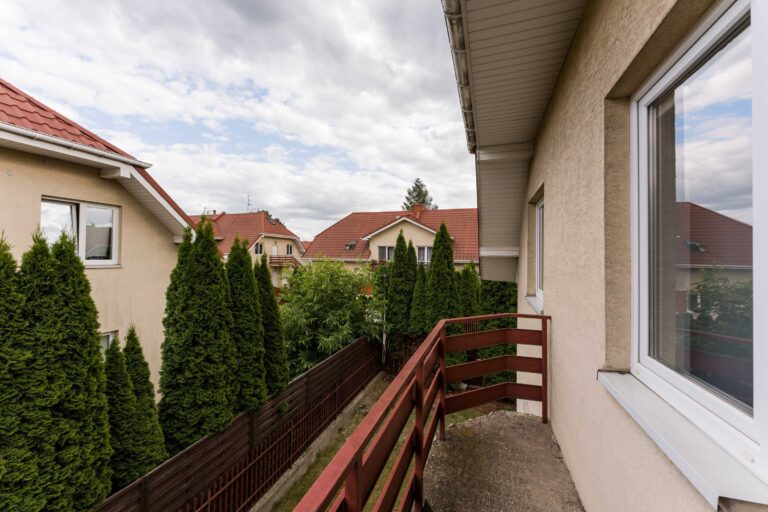 Narożny segment w Kobyłce z ogrodem 120 m²