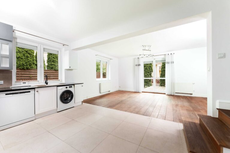 Narożny segment w Kobyłce z ogrodem 120 m²