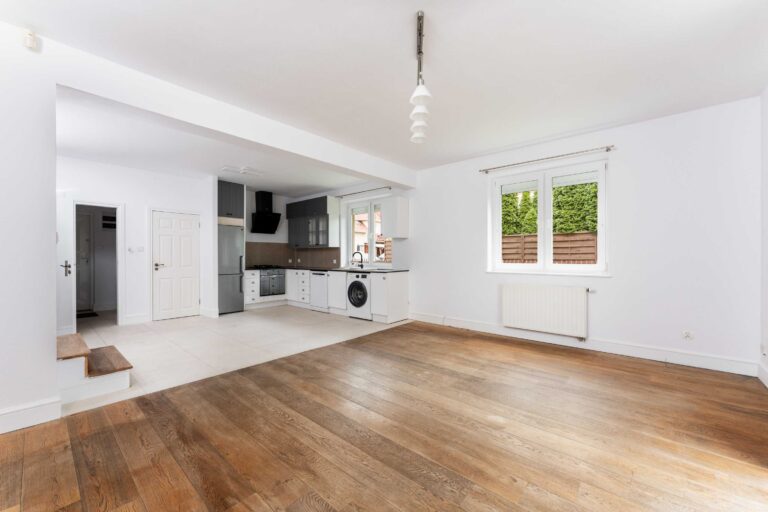 Narożny segment w Kobyłce z ogrodem 120 m²