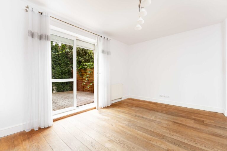 Narożny segment w Kobyłce z ogrodem 120 m²