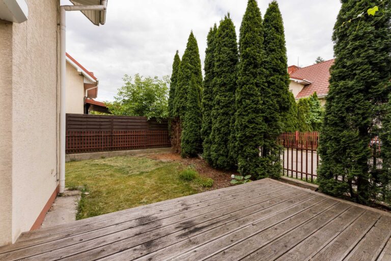 Narożny segment w Kobyłce z ogrodem 120 m²
