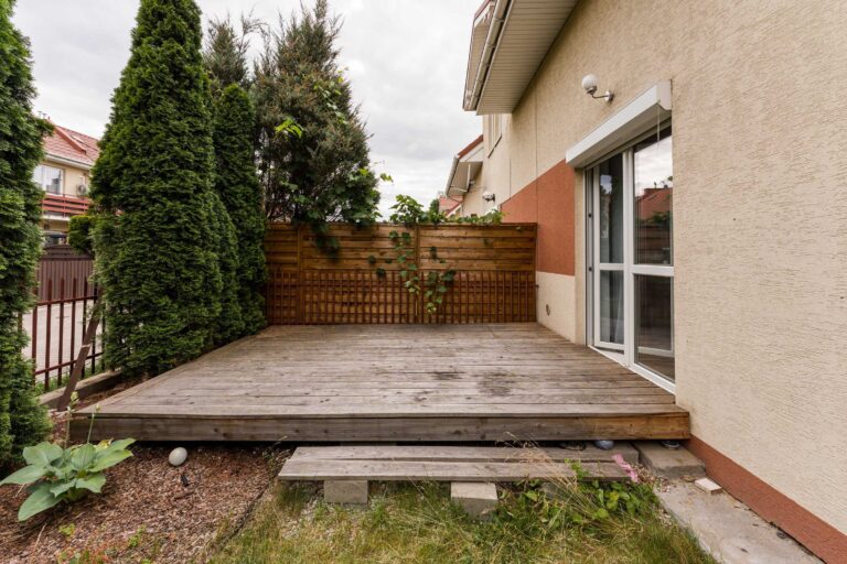 Narożny segment w Kobyłce z ogrodem 120 m²