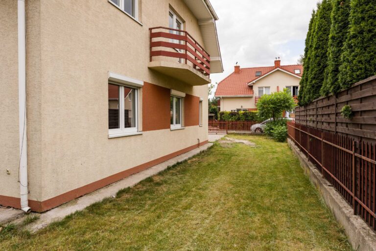 Narożny segment w Kobyłce z ogrodem 120 m²