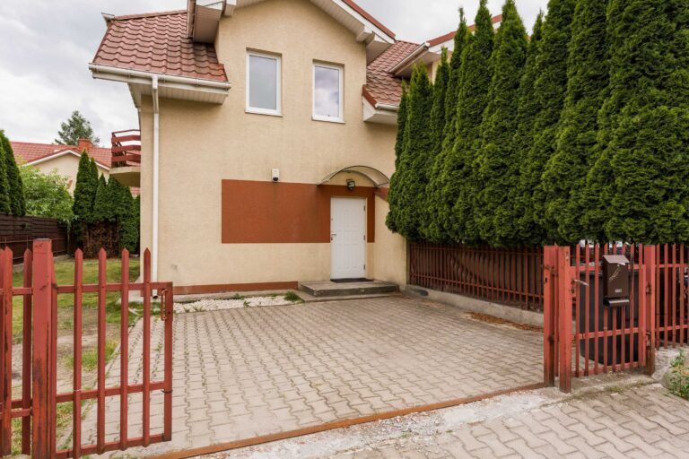 Narożny segment w Kobyłce z ogrodem 120 m²