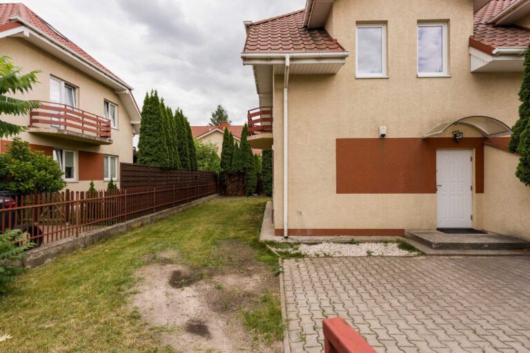 Narożny segment w Kobyłce z ogrodem 120 m²