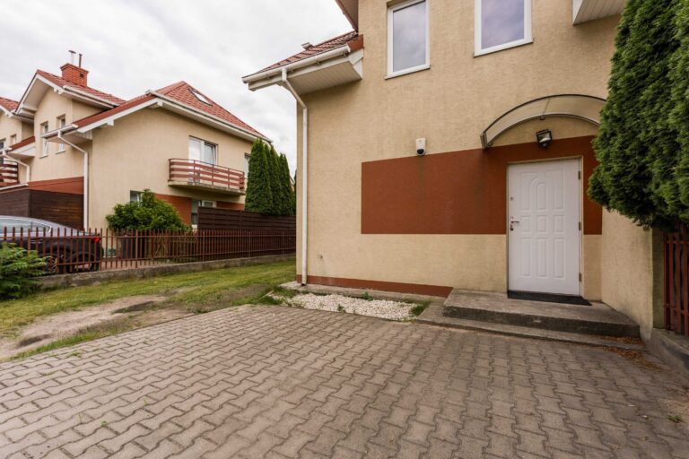 Narożny segment w Kobyłce z ogrodem 120 m²